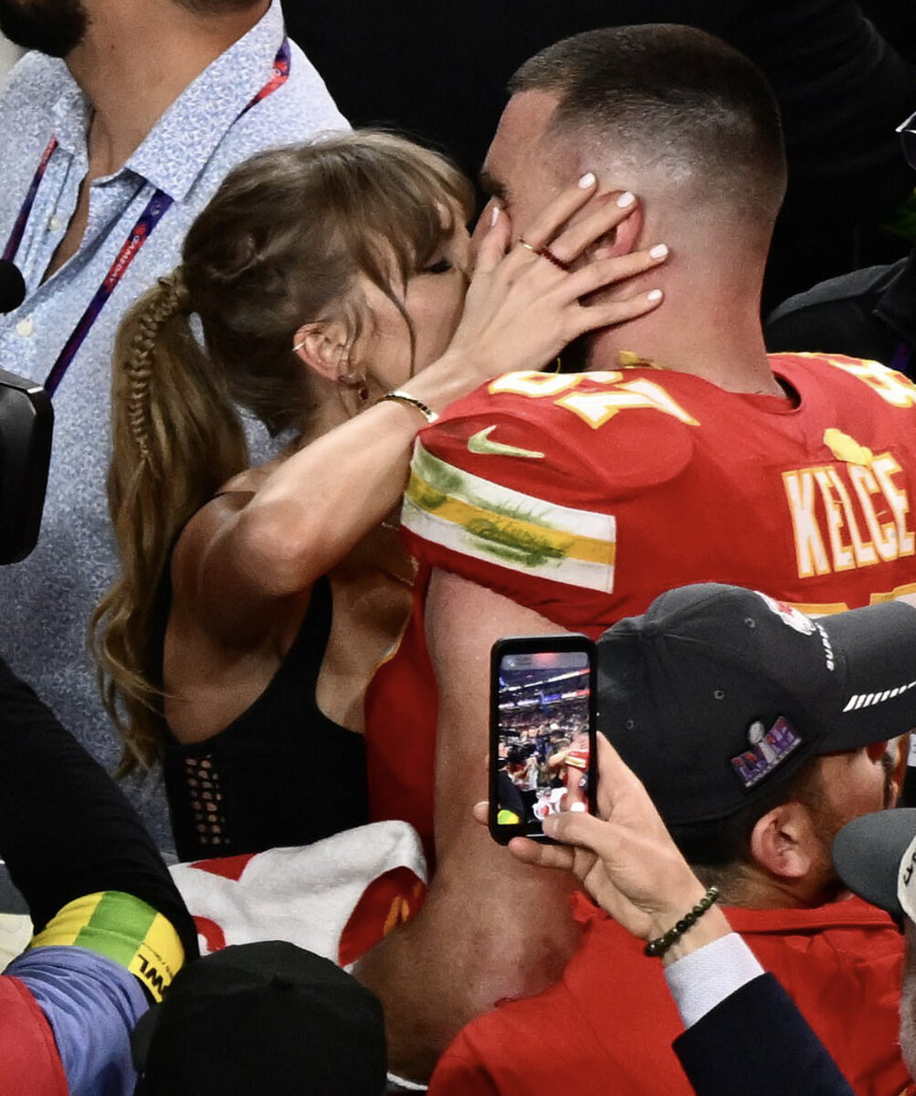 I am mas. No ma am. буква а логотип. Sergio mendes feat. табличка hello my name is.