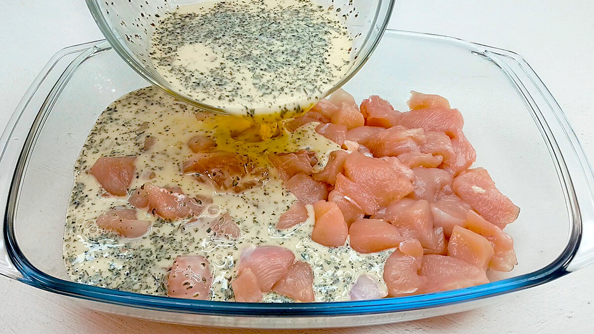 Куриное филе в сливках рецепт. Куриные грудки в сливочном соусе. Куриное филе в сливочном соусе. Куриная грудка в сливочном соусе в духовке. Куриное филе в сливках рецепт.