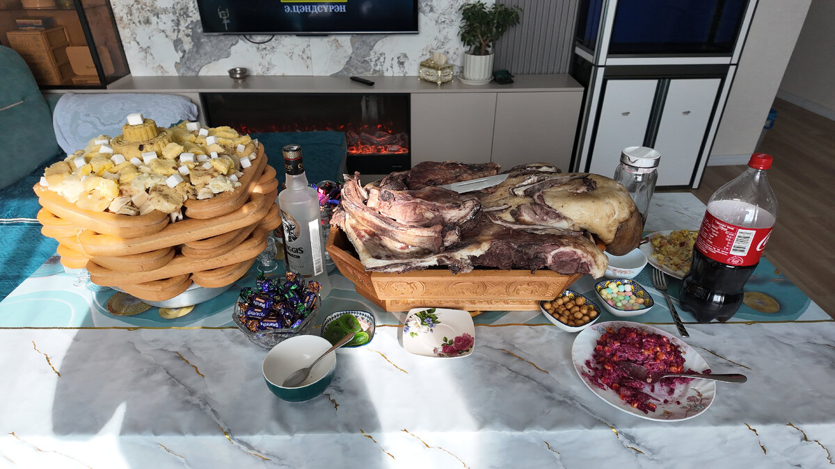 Традиционный стол на Цагаан Сар