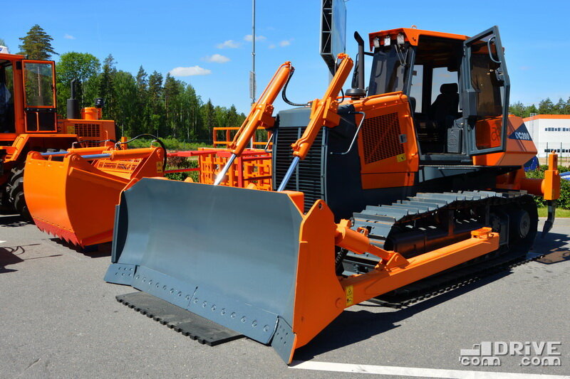 Бульдозер AMKODOR DC200. Двигатель – 183-сильный DEUTZ TCD 2012 L06 2V, трансмиссия - гидрообъемная
