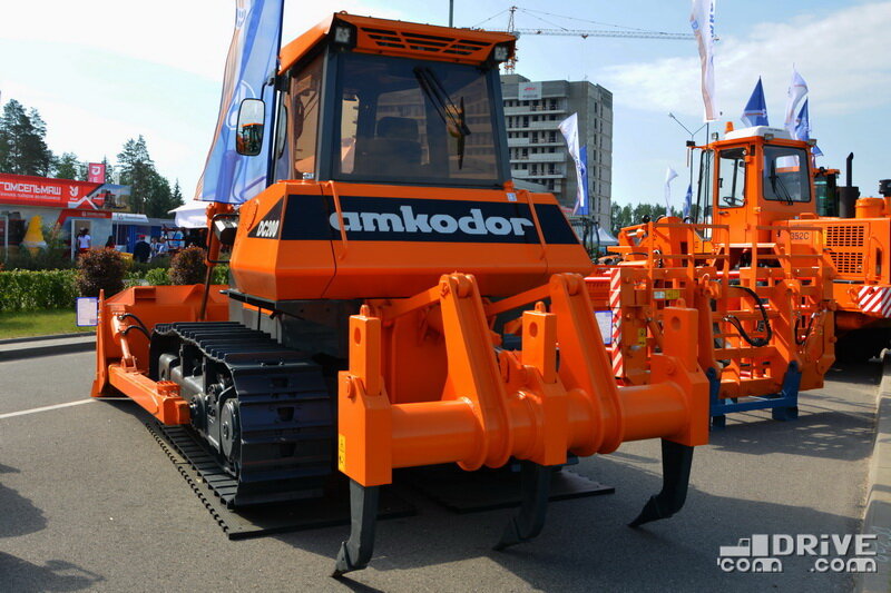 Эксплуатационная масса – 18,8 т, ширина отвала – 3,27 м, высота отвала – 1,2 м, глубина копания – 0,5 м