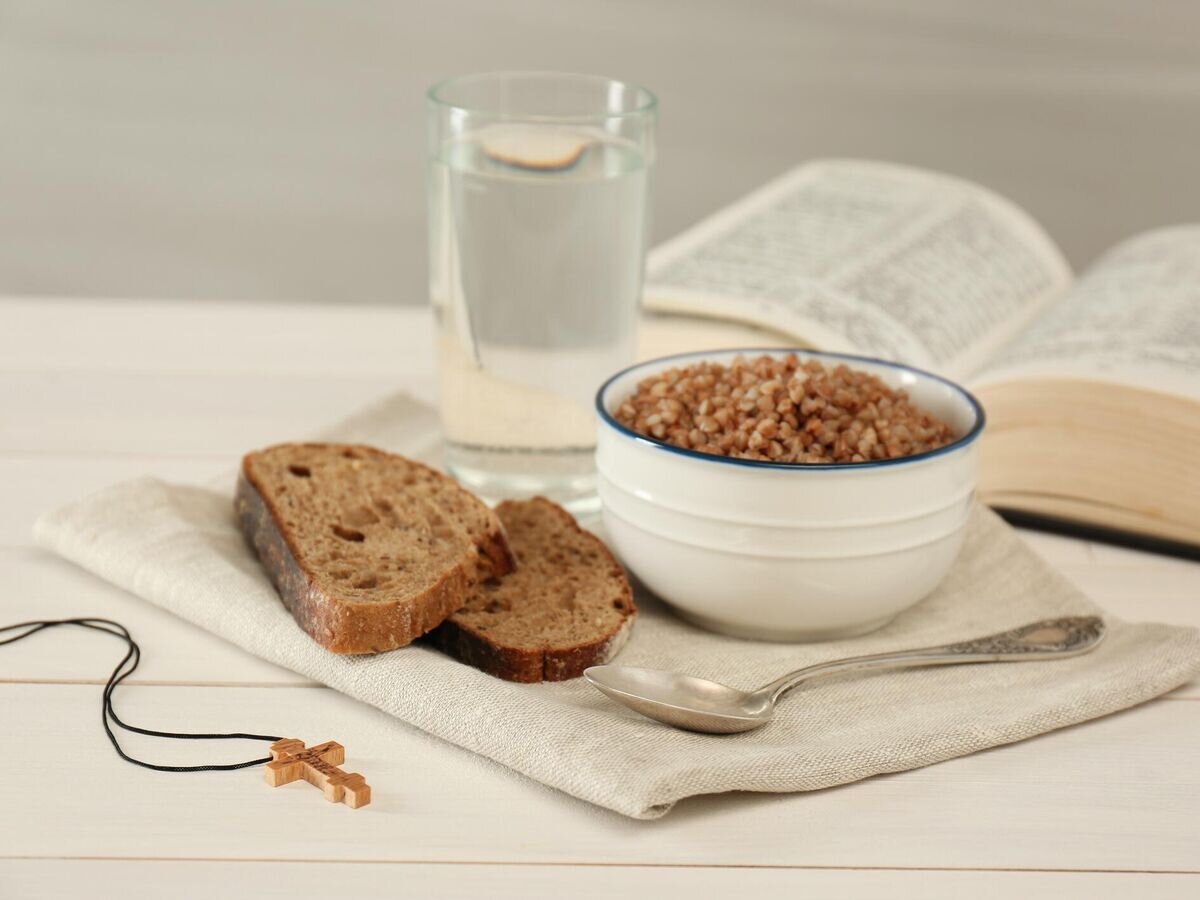    Гречневая каша, хлеб и вода во время Великого поста© iStock.com / Liudmila Chernetska