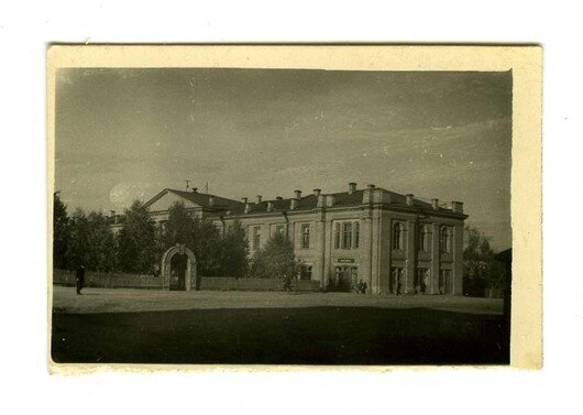 Рис. 1. Вид с городской площади на Народный дом. Фотография, 1963 г. Автор К.С. Церковницкий. Из собраний ФГБУК «Кирилло-Белозерский историко-архитектурный и художественный музей-заповедник» (взято с сайта Госкаталог РФ)