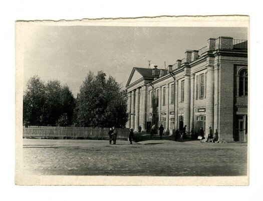 Рис. 2. Вид с городской площади на Народный дом. Фотография, 1963 г. Автор К.С. Церковницкий. Из собраний ФГБУК «Кирилло-Белозерский историко-архитектурный и художественный музей-заповедник» (взято с сайта Госкаталог РФ)
