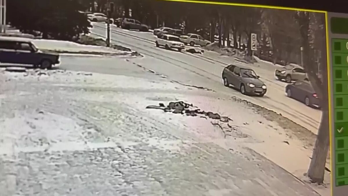     Водитель ВАЗ-2107 на полном ходу сбил 67-летнюю женщину на центральной улице города Котово Волгоградской области. Местные жители говорят, что пострадавшая работает терапевтом в местной поликлинике.