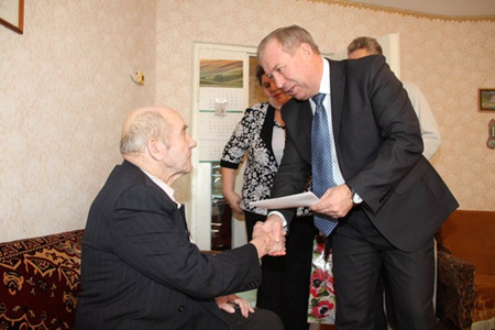 Вручение Миронову Г.Д. юбилейной медали, 2015 год. Фото из архива клуба "Истоки"