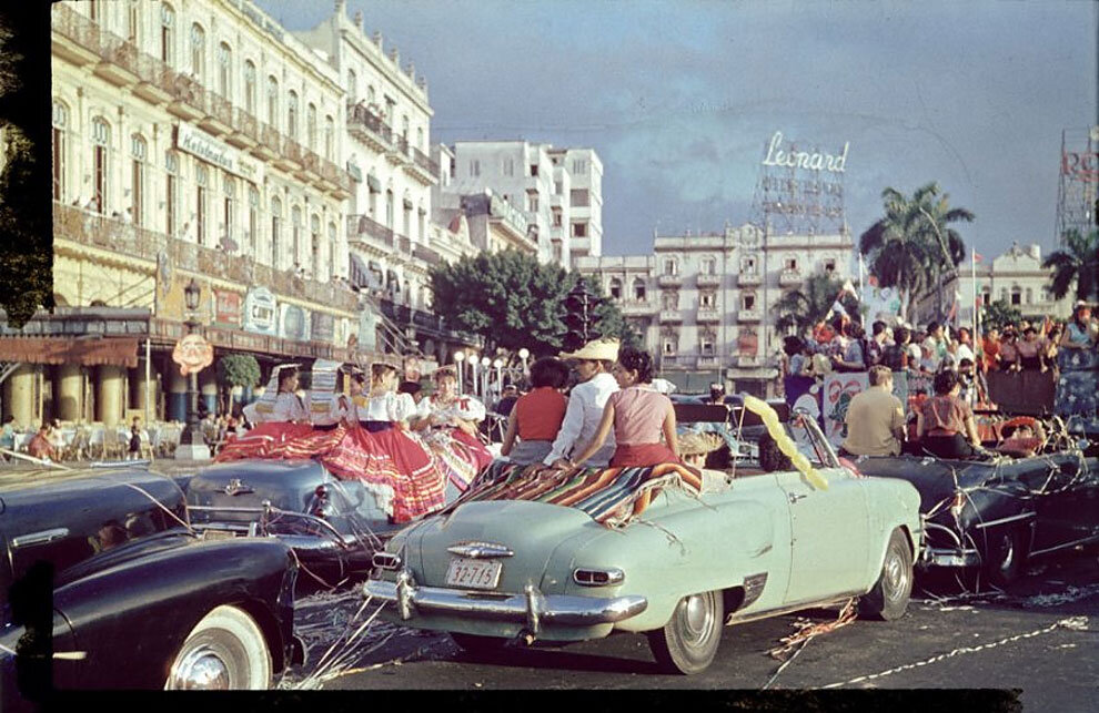 Американские туристы развлекаются в Гаване. Автор фото: Heinrich Heidersberger, 1954 г.