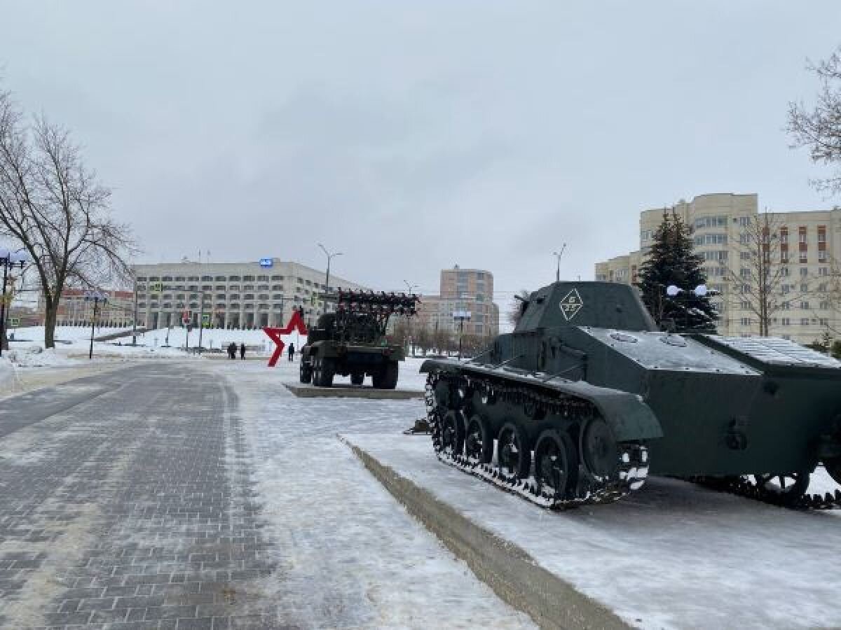 Момент броска коктейля Молотова в 