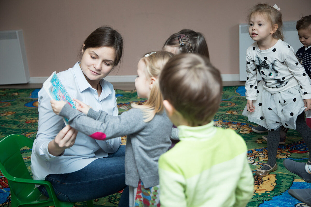 На занятии в Центре развития детей "Воспитание искусством"