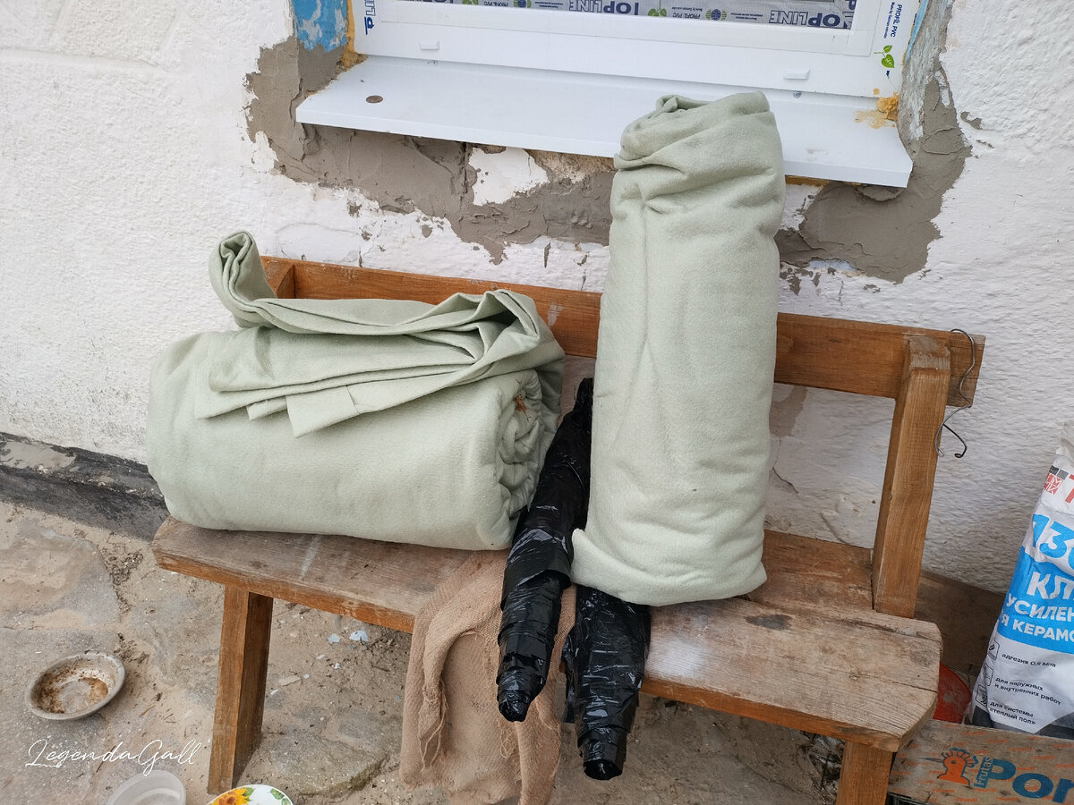 Второй поменьше, пятиметровый. И две бухточки пленки