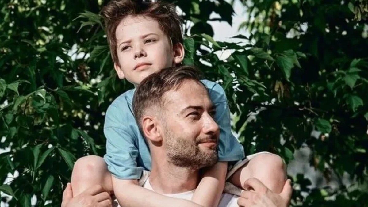 компьютерная зависимость. семья на кухне. увлечение сына. увлечение сына. поделки для детей.