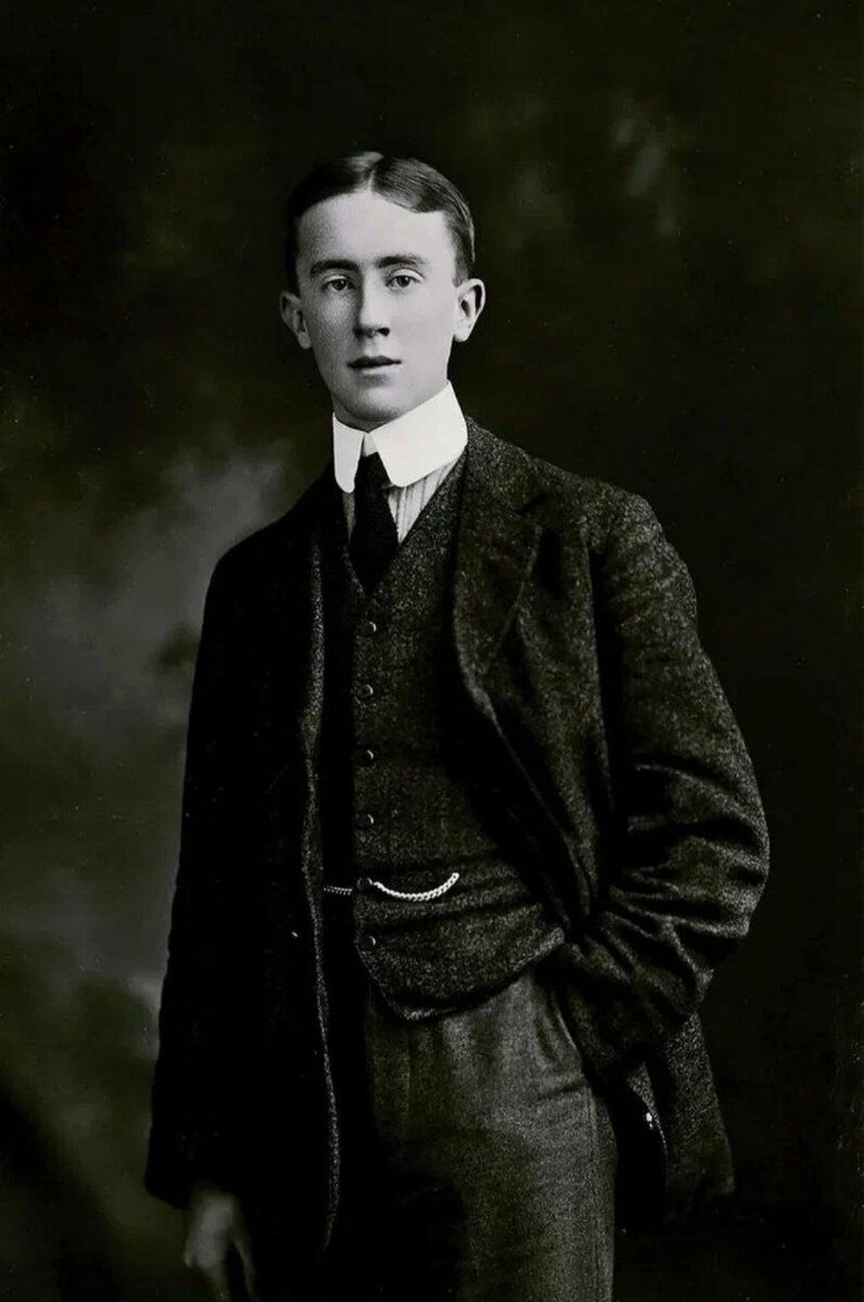 Толкин джон рональд хоббит. Хоббит или туда и обратно джон рональд руэл толкин. Хоббит книга джон р р толкин. Толкиен хоббит или туда и обратно. Джон толкиен хоббит.