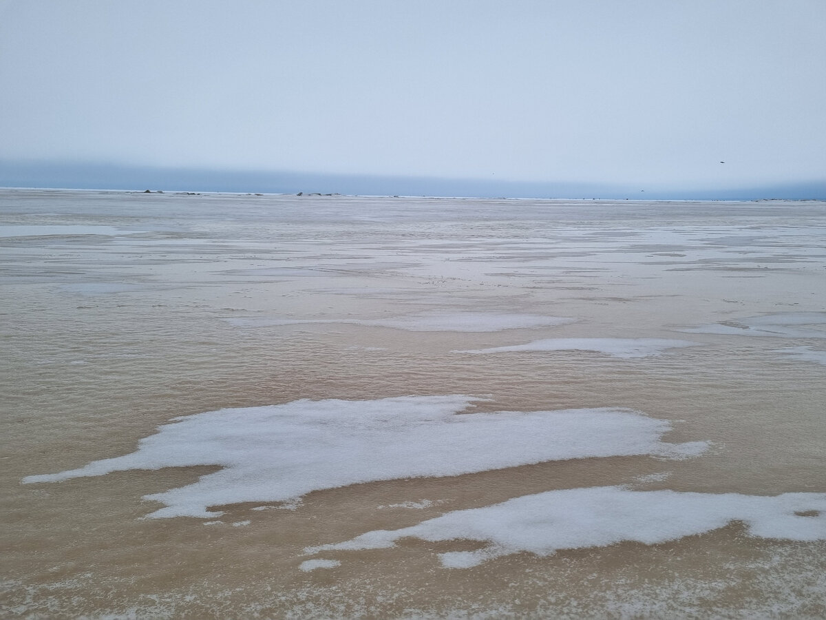 Подтаявший лед залива