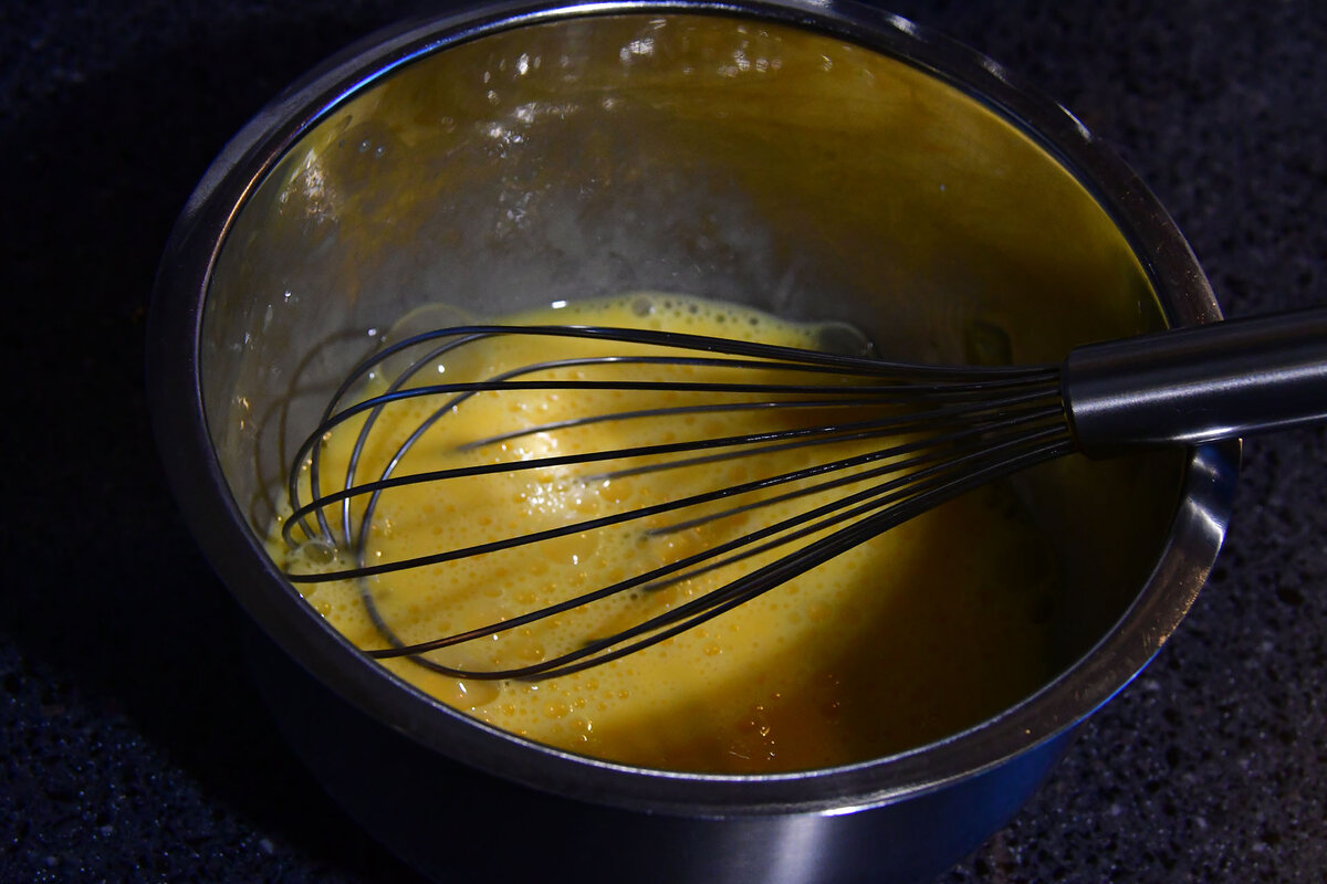 Взбиваем яйца с молоком