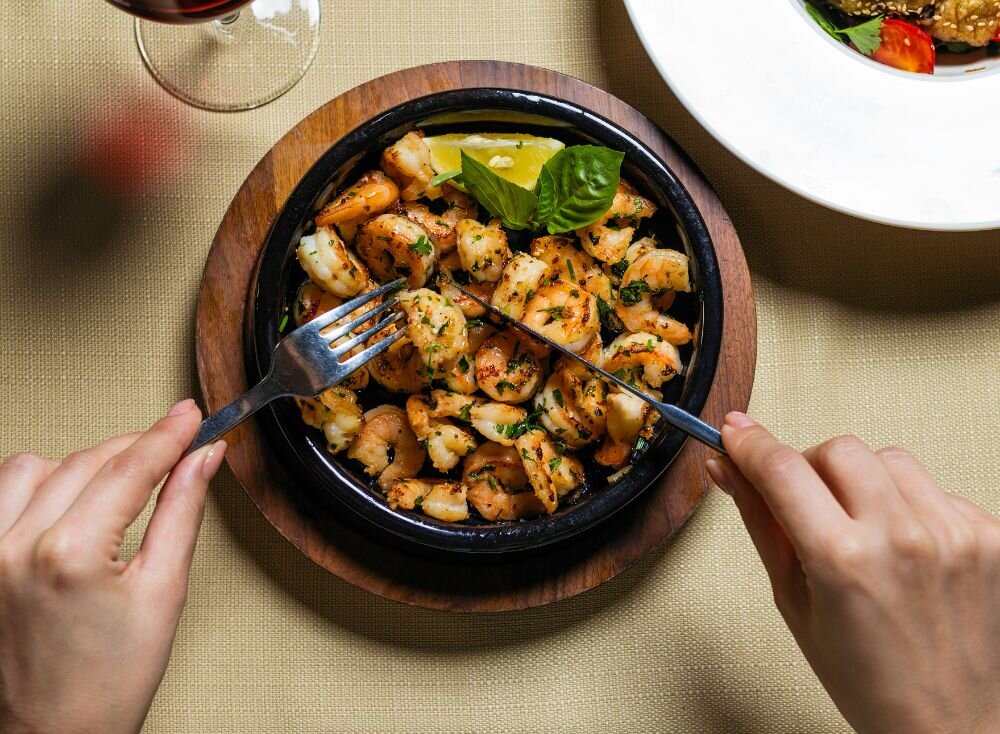 столовые приборы для сервировки стола. столовые приборы на тарелке. расположение столовых приборов на тарелке. вилки по этикету. вилки по этикету.