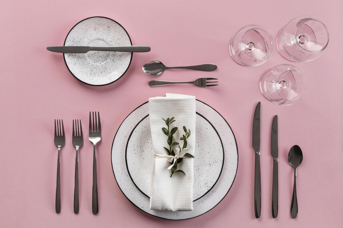     Правила этикета за столом: как себя вести и что нельзя делать