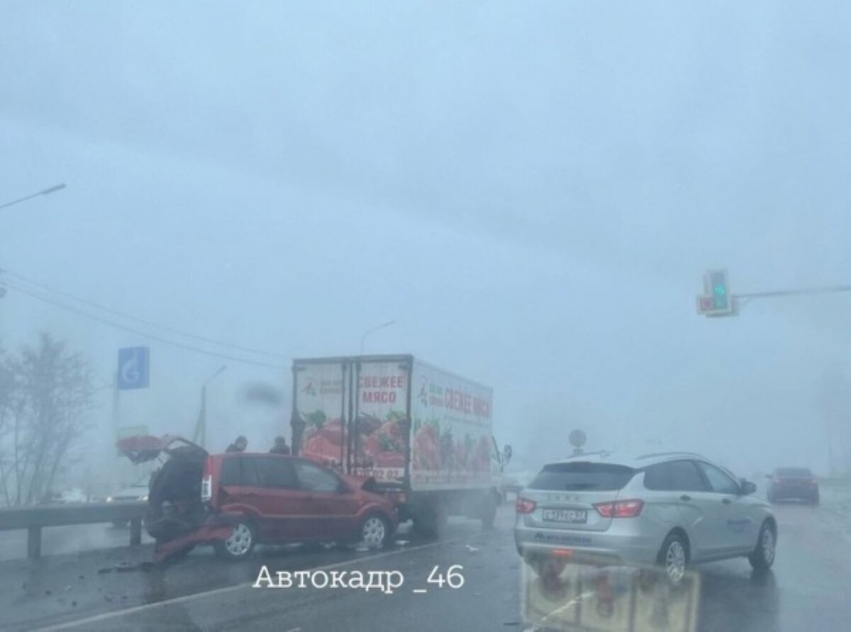 В Курске легковушка врезалась в грузовик | Вести-Курск | Дзен