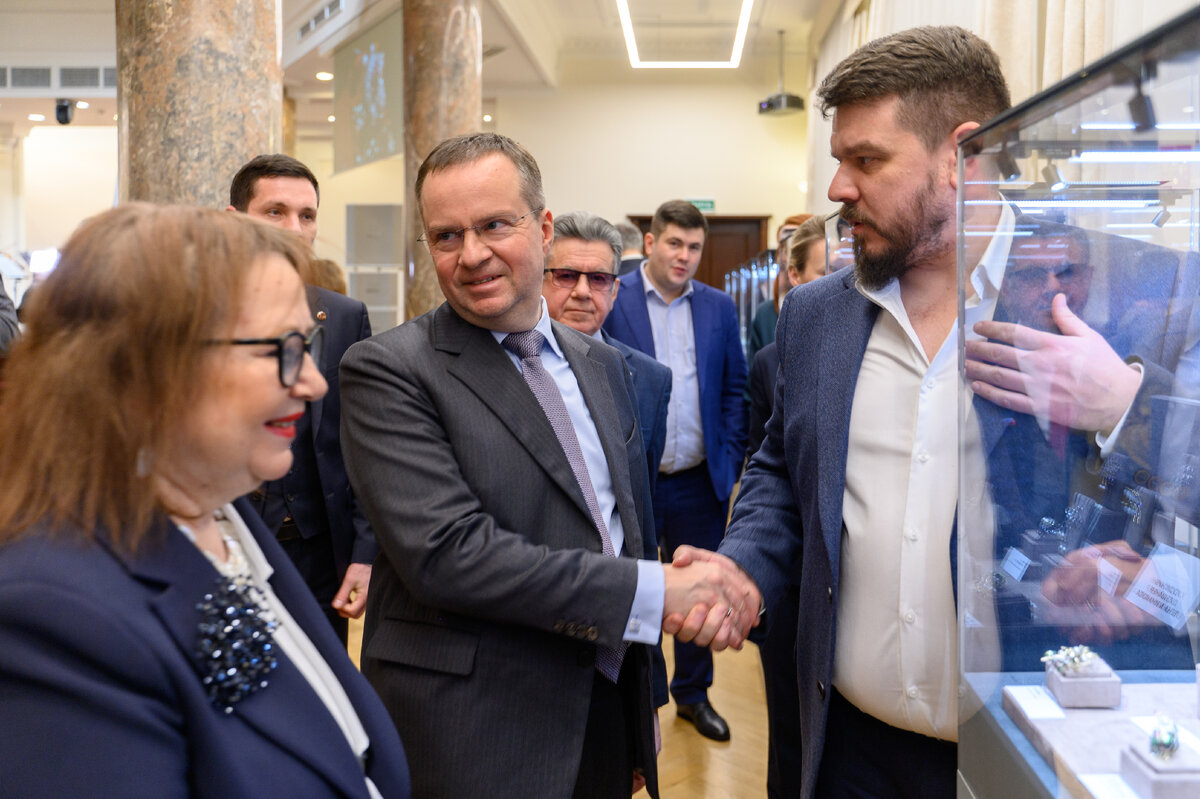 Алексей Моисеев- зам. министра финансов РФ и Дмитрий Минаков- коммерческий директор RODIS на стенде ювелирного дома.