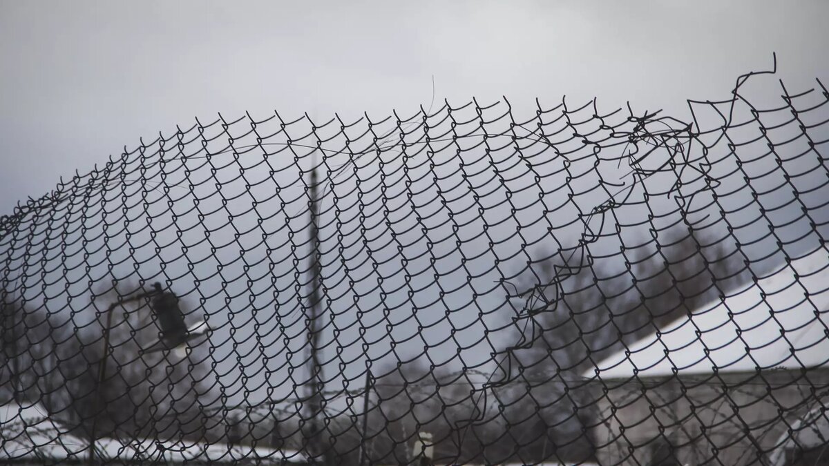     В Тюменской области осужденный напал с ножницами на сотрудника колонии, который помешал ему распивать алкогольные напитки в учреждении.