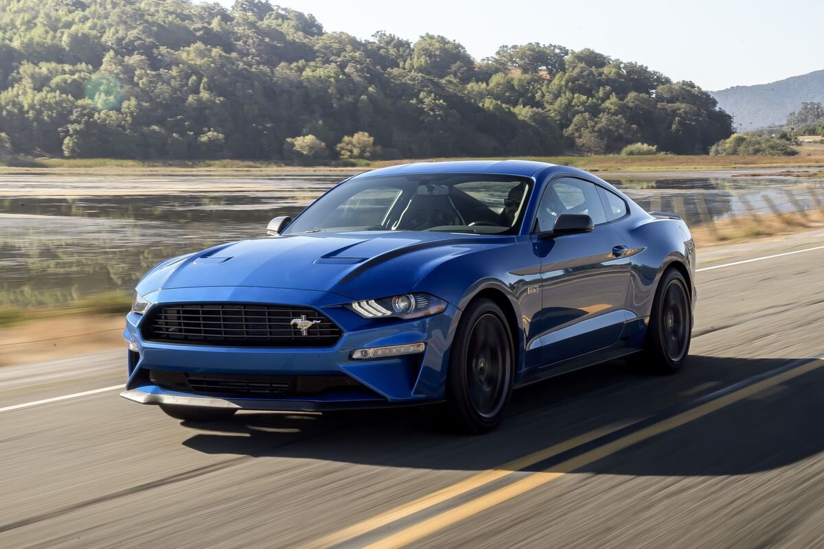 2020 Ford Mustang капот