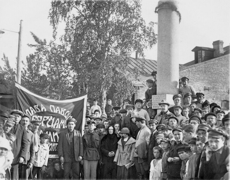 У памятного знака на месте убийства В. Володарского. 1923. Источник: https://pastvu.com/p/913811