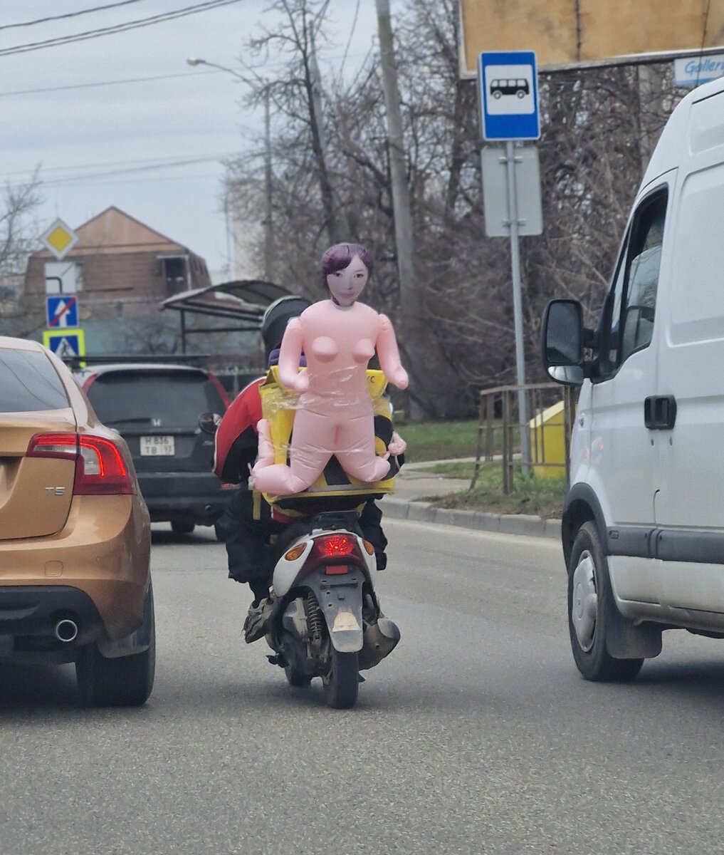 А это фото курьера в Краснодаре, просто забавно)