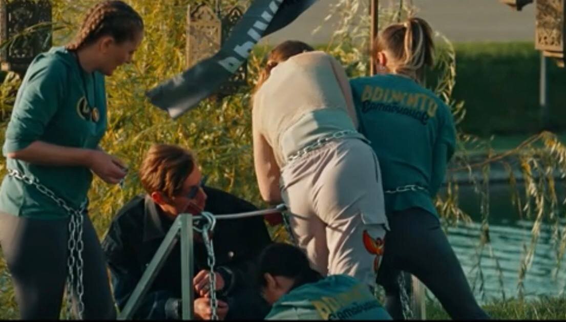 Драка Юлии Паршуты и Криситы Орловой. Скрин с проекта "Выжить в Самарканде"