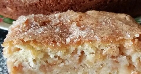 тающий лед. интенсивное таяние снега. снег весной в городе. на улице тает снег. город весной.