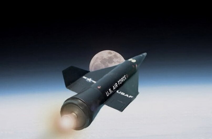 Различные варианты RoBo. Условно финальным является нижний, с огромными законцовками крыла, исполняющими роль килей1 из 2