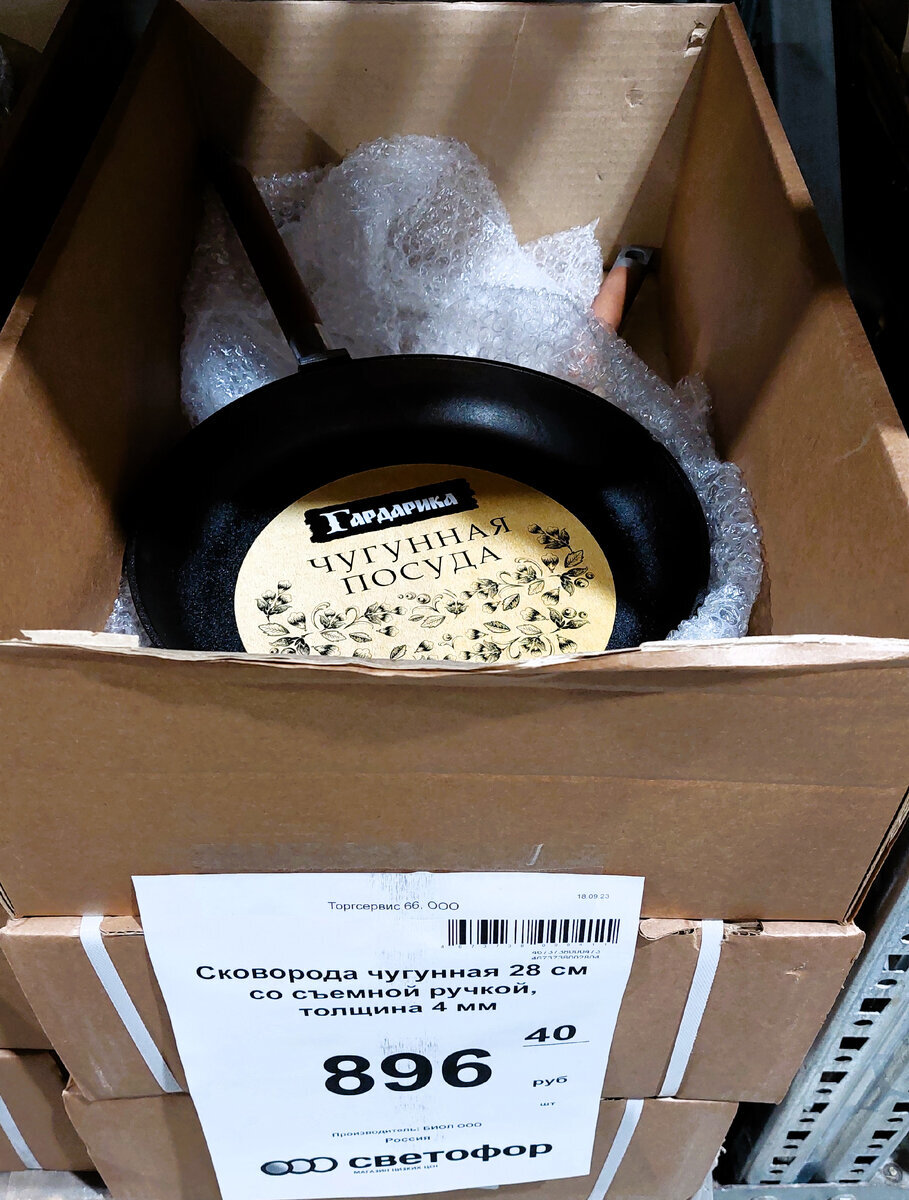 Уборка в комнате. Навести порядок. Необходимо быть дома. Радостные люди в квартире. Чистота в доме.