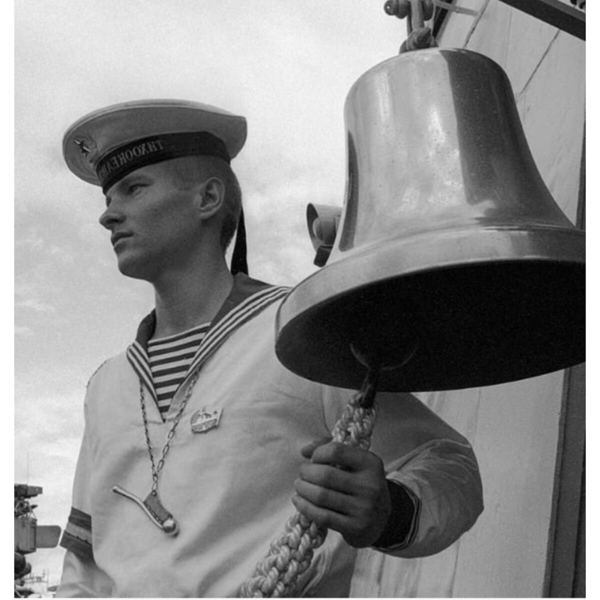 Советский моряк бьет в колокол