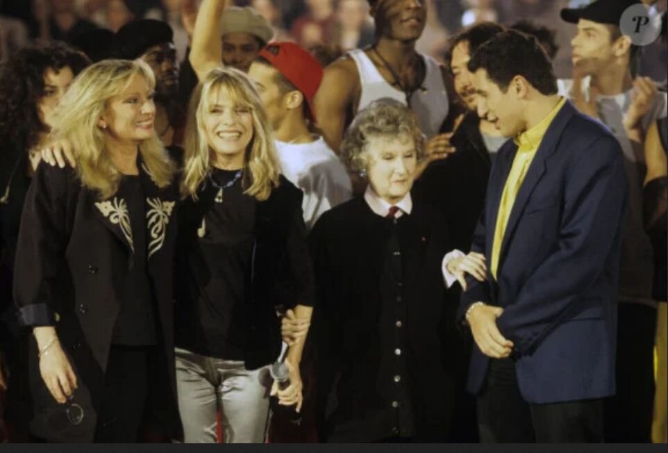 Взгляд исполнить. Взгляд исполнить. Красивая девушка плачет. Глаза мужские. Красивая задумчивая девушка.