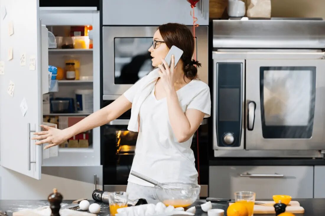 Девушка закрывает холодильник. Refrigerator woman. Broken Appliance.