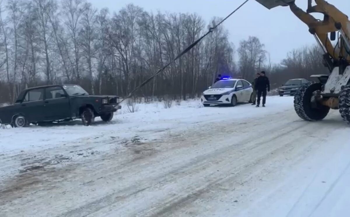 Воронежские автоинспекторы помогли вытащить из кюветов грузовик и  легковушку | «Воронежские новости» | Дзен