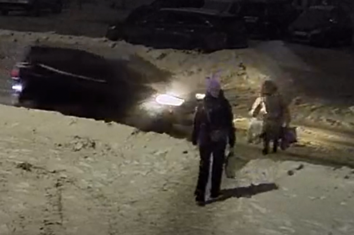    На видео попал момент, как в Твери автомобиль сбивает 70-летнюю женщину