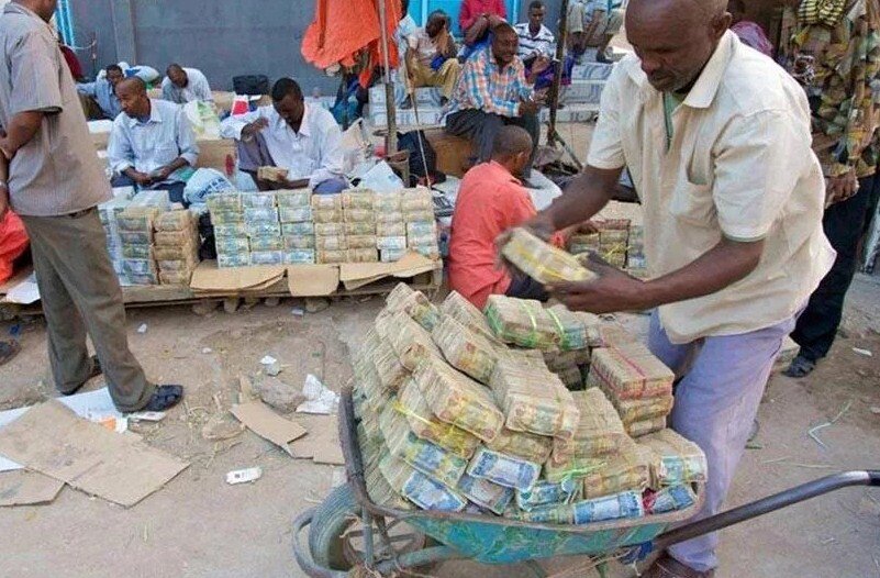 Человек идет за хлебом. Инфляция в Зимбабве 2008. Гиперинфляция в Зимбабве 2008. Инфляция в Зимбабве. Тележка с деньгами Зимбабве.