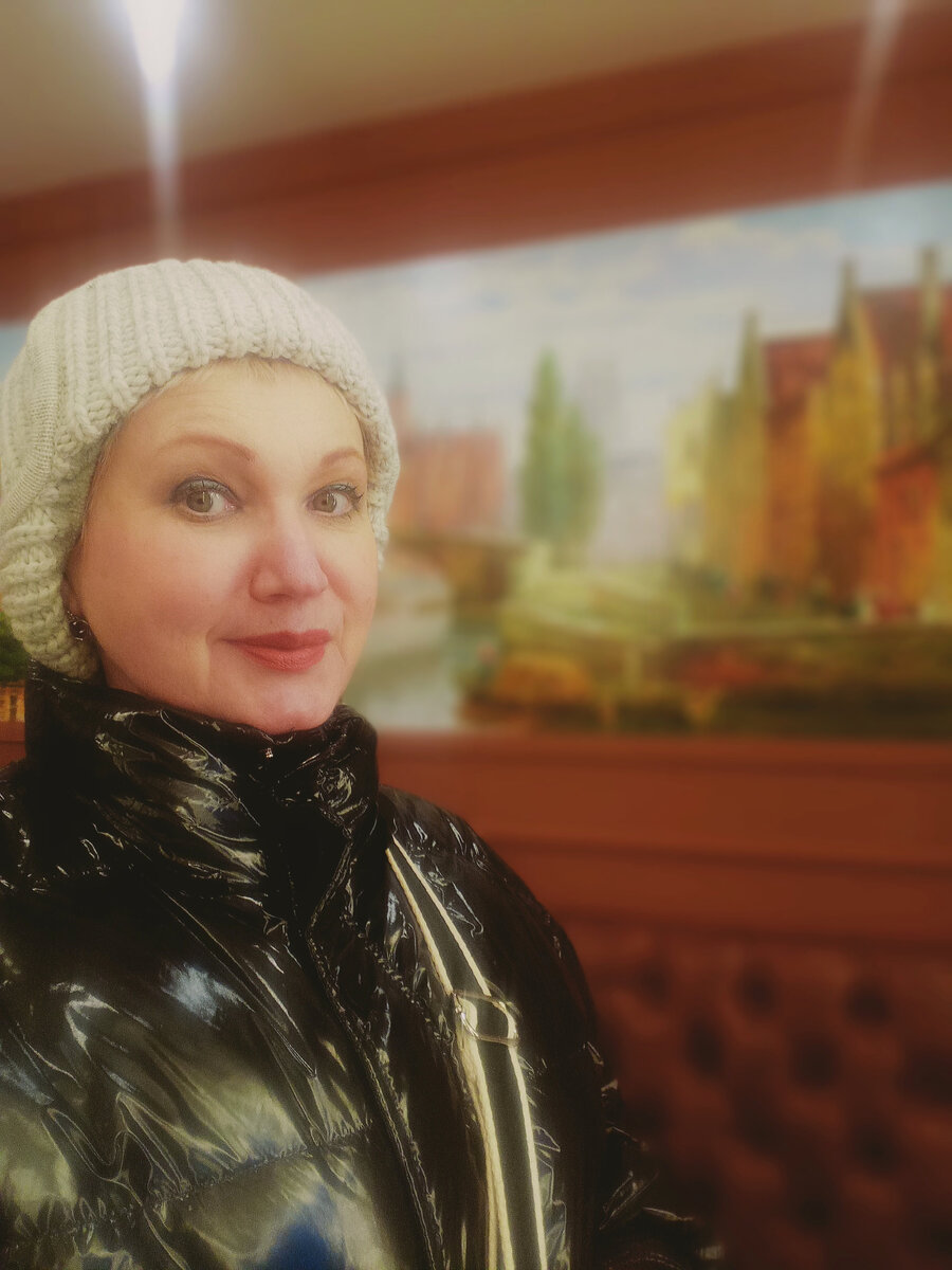 В "Пироговом дворике" есть вкуснейший вишневый штрудель! Крохотный, словно диетический.