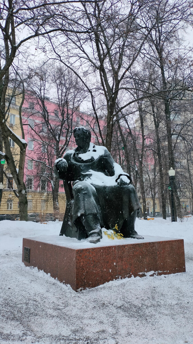 Памятник И.А. Крылову около Патриарших прудов. Фото автора.