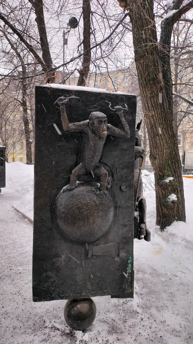 На Патриарших в день рождения И.А. Крылова утром шёл снег. Фото автора.