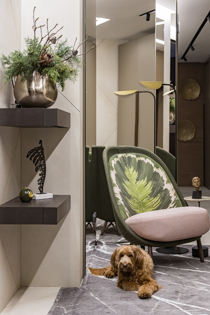    Кресло – Pianca, столик – Jader Almeida, торшер - Aromas del Campo, настенный декор - Arteriors HomeФото: Наталья Горбунова