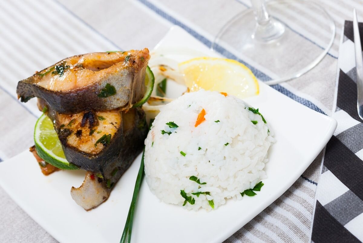 Не забудьте приготовить нежный соус к горбуше и рису, чтобы блюдо не было слишком сухим. А то встанет комом в горле📷
