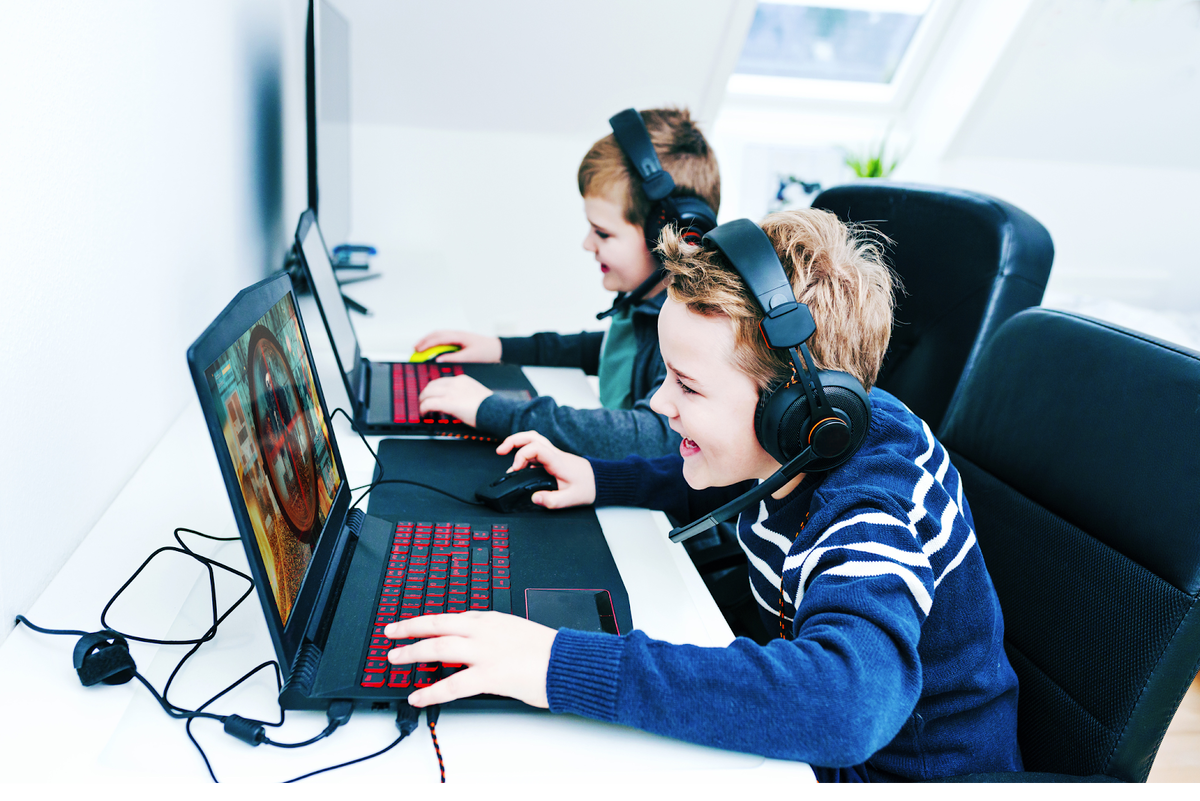 Игровая зависимость. Ребенок за компьютером. Дети играющие в комп. Подросток играющий в компьютер.