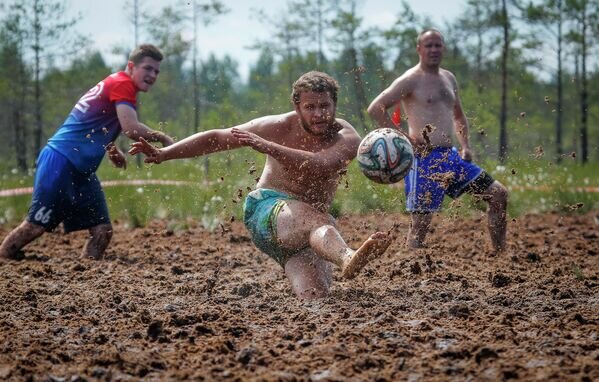 Болотный футбол в Ленинградской области