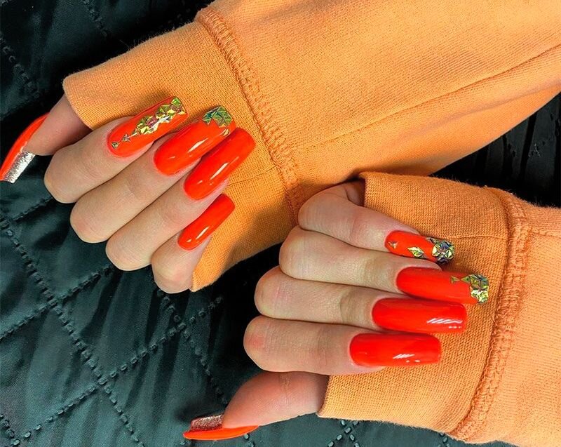 Маникюр предпочитает необычный, яркий, да и ногти, чем длиннее, тем лучше.