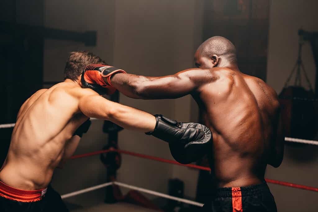 Бокс – увлекательный вид спорта, но он также таит в себе множество опасностей из-за возможности нанесения смертельных ударов.