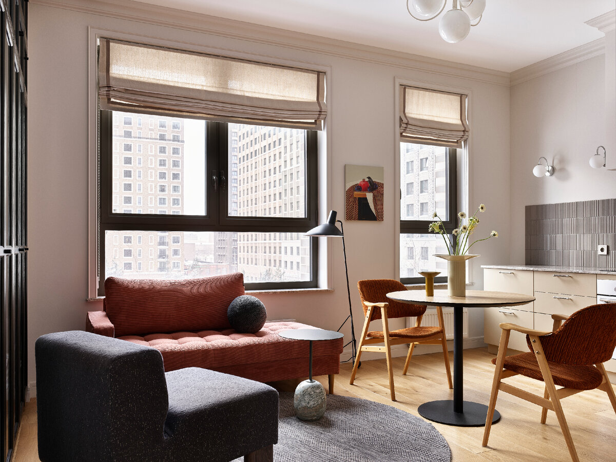 В кухне-гостиной кушетка Divan.ru, кресло Modenature, столик &Tradition, ковер из салона KulturaKovrov, винтажные стулья.