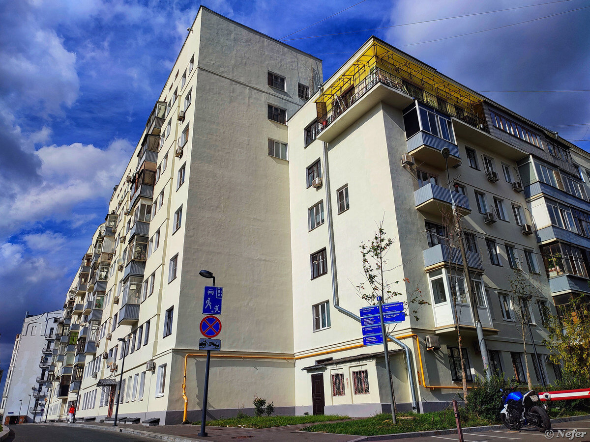 Пособие жилые здания. Схема прихожей в помещении с наклонным потолком. Пособие жилые здания. Мгсн здание. Отапливаемый остекленный переход разрез.