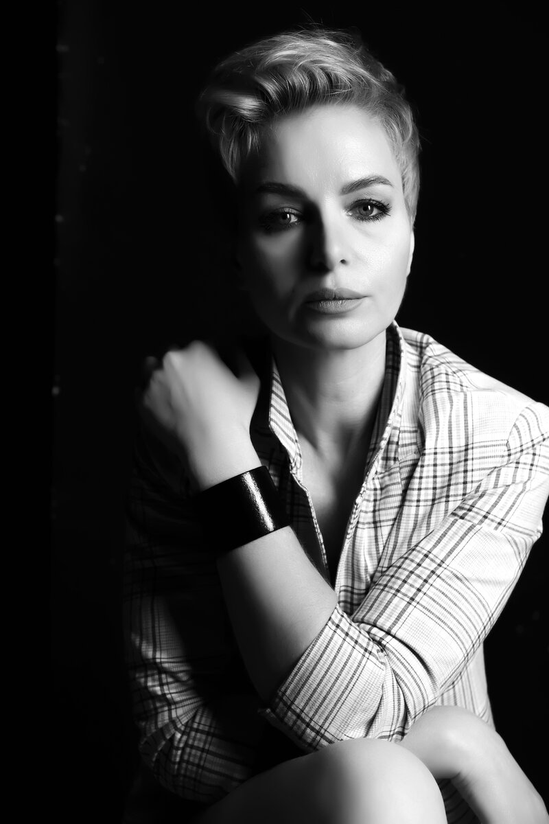 Моя клиентка фотограф, попросила попозировать ей для портфолио... в итоге сказала, что все фото получились с обречённым взглядом... Я поняла,что именно так меня воспринимают люди сейчас... но пока я не могу ничего поделать... внутри боль..