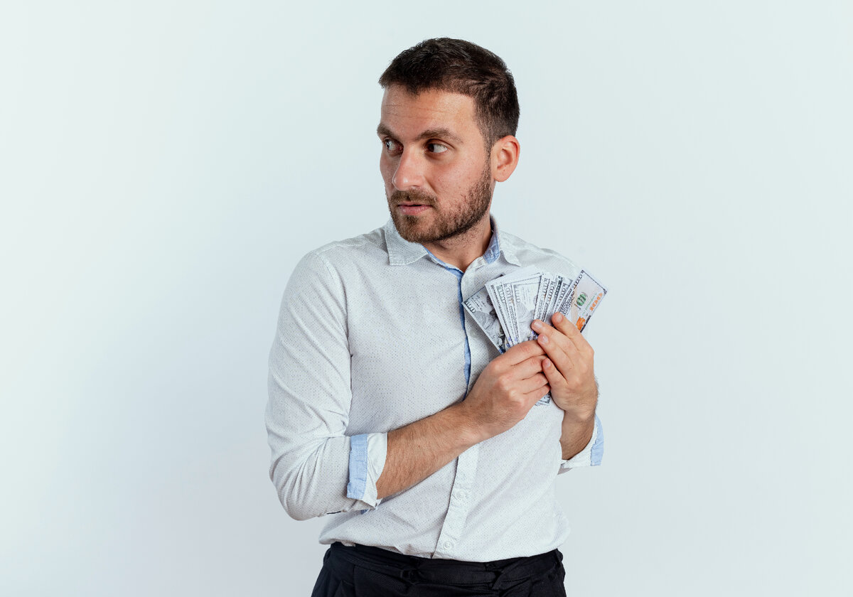 Источник фото: https://ru.freepik.com/free-photo/greedy-handsome-man-holds-money-looking-at-side-isolated-on-white-wall_13424356.htm#query=%D0%BC%D1%83%D0%B6%D1%87%D0%B8%D0%BD%D0%B0%20%D0%B4%D0%B5%D0%BD%D1%8C%D0%B3%D0%B8&position=22&from_view=keyword&track=ais&uuid=1c4c35a3-f62d-4d11-a771-5fa6fc4595e4