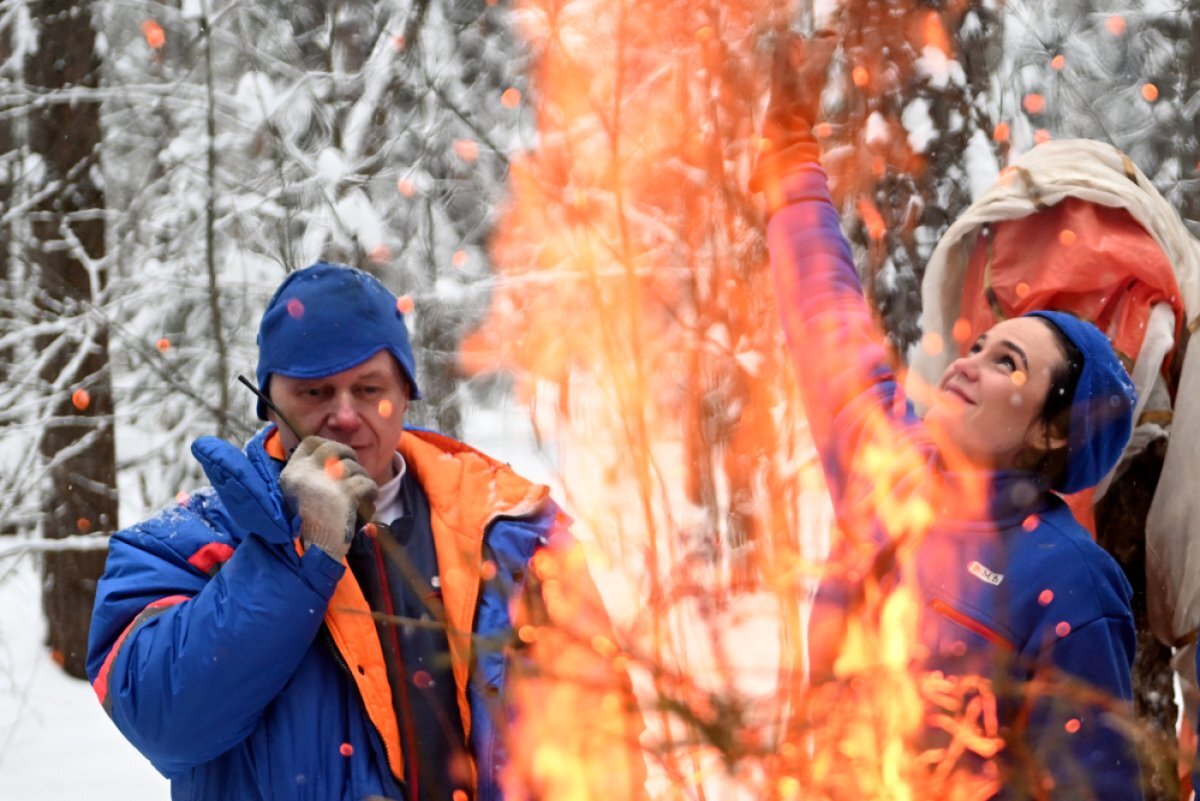    Члены основного экипажа ЭП-21 космонавт Роскосмоса Олег Новицкий и участник космического полета из Республики Беларусь Марина Василевская отрабатывают действия при аварийной посадке в лесисто-болотистой местности зимой, в Звездном городке.